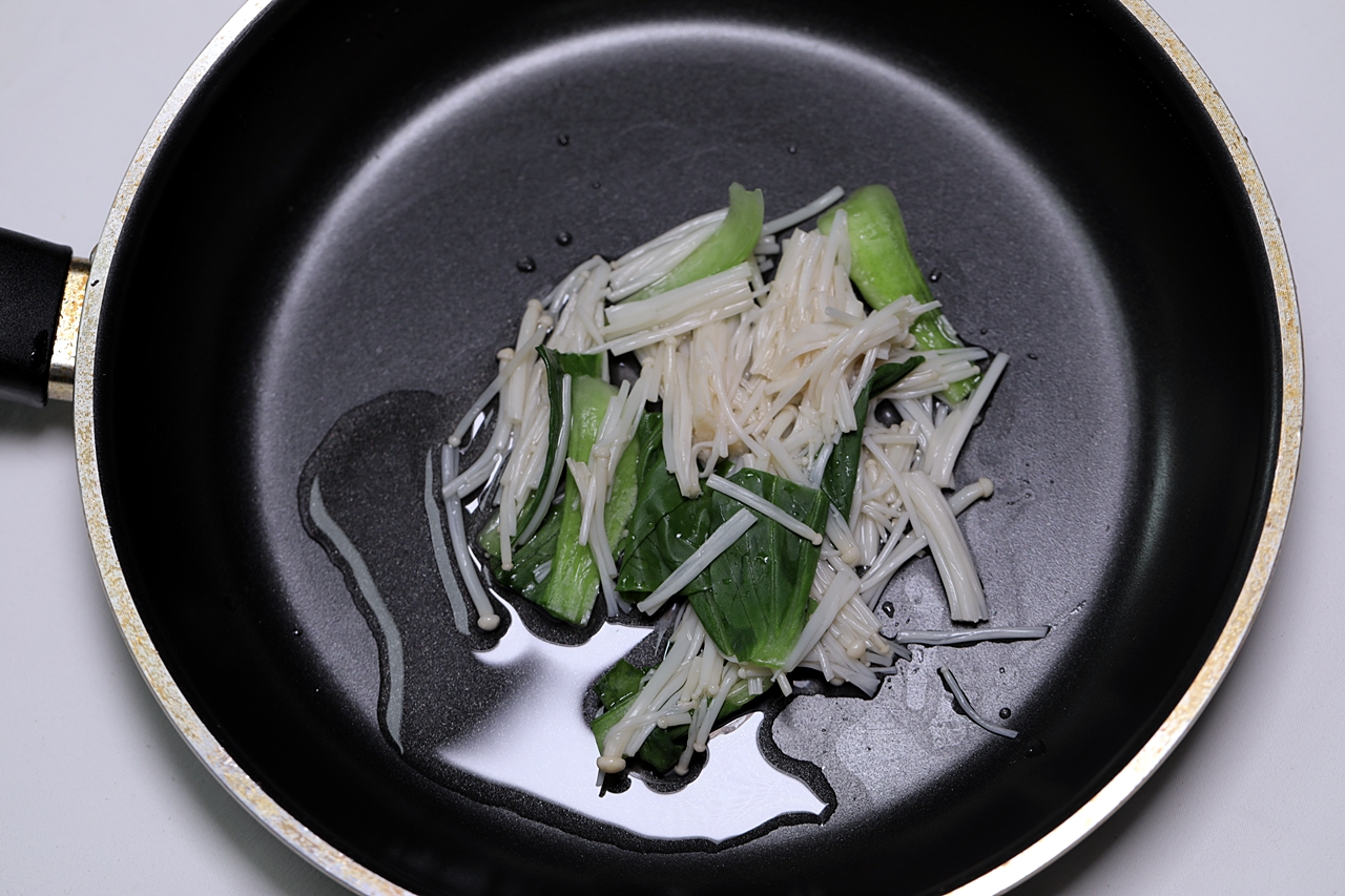 팽이버섯 야채볶음 4단계