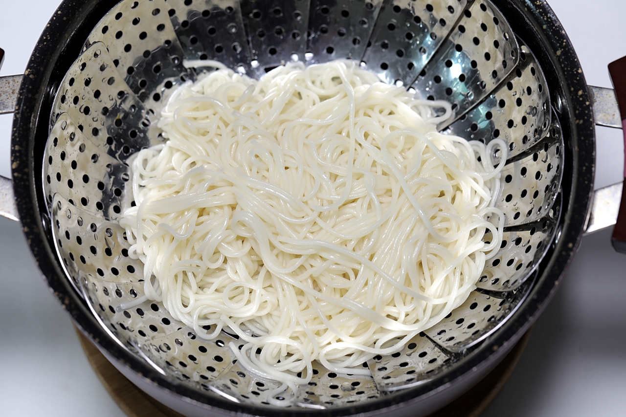수박비빔국수와 수박고추장소스 3단계