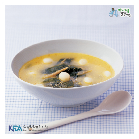 미역 조랭이 떡국 완성 사진