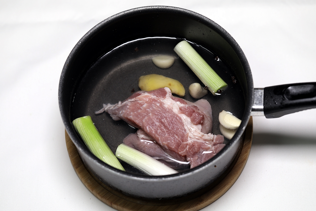 돼지고기 수육 부추부침 1단계