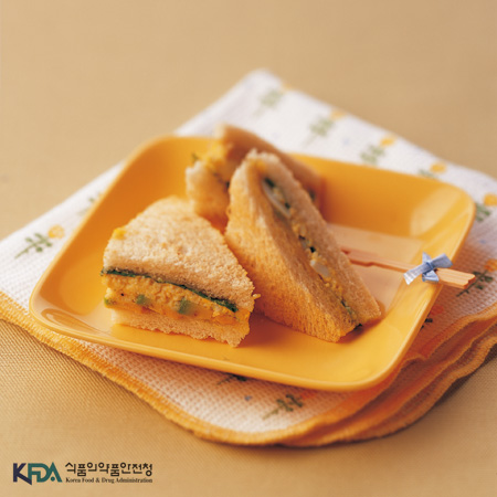 아보카도 달걀 샌드위치 완성 사진